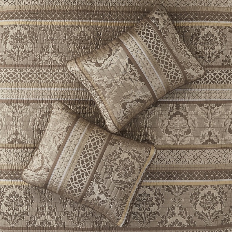 6 Piece Jacquard Quilt Set With Throw Pillows