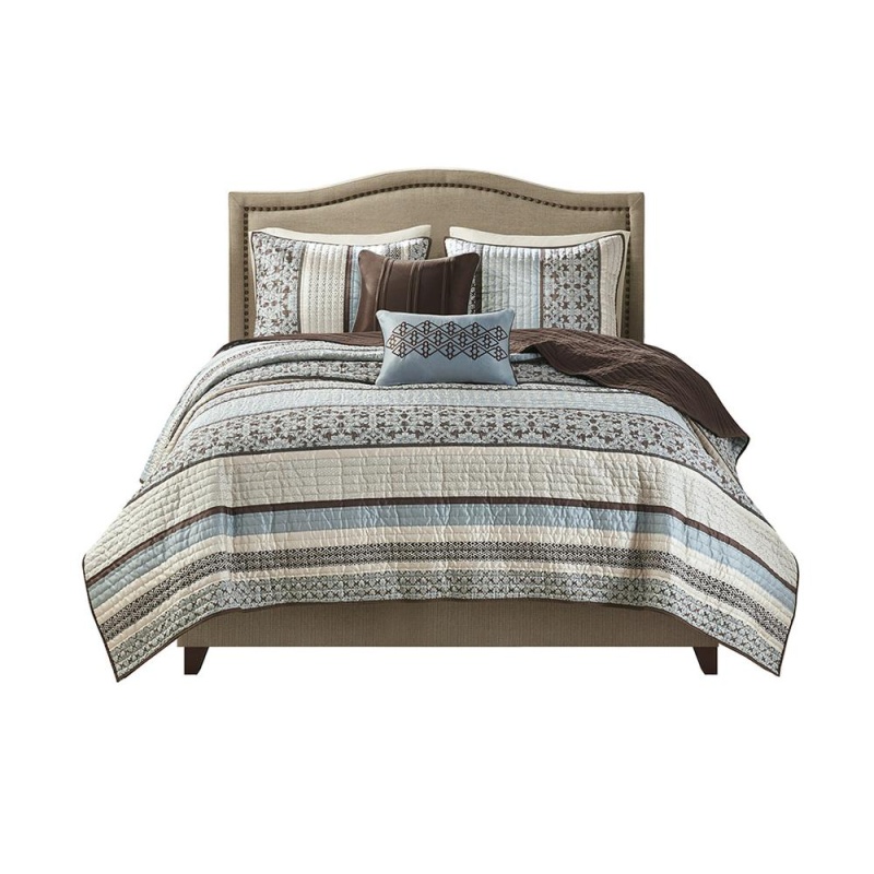 5 Piece Jacquard Quilt Set With Throw Pillows