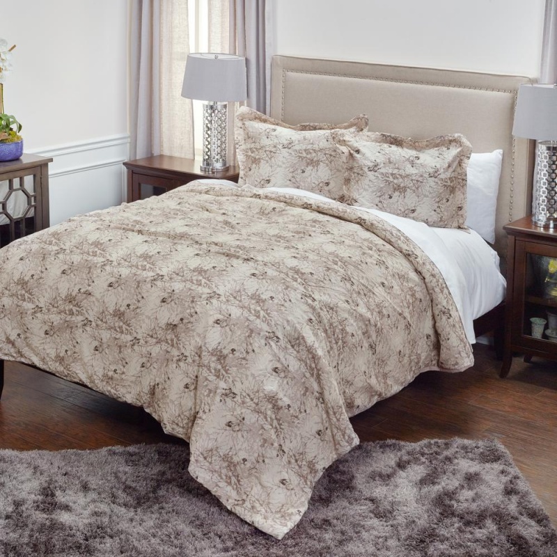 Rizzy Home 90" x 92" Comforter