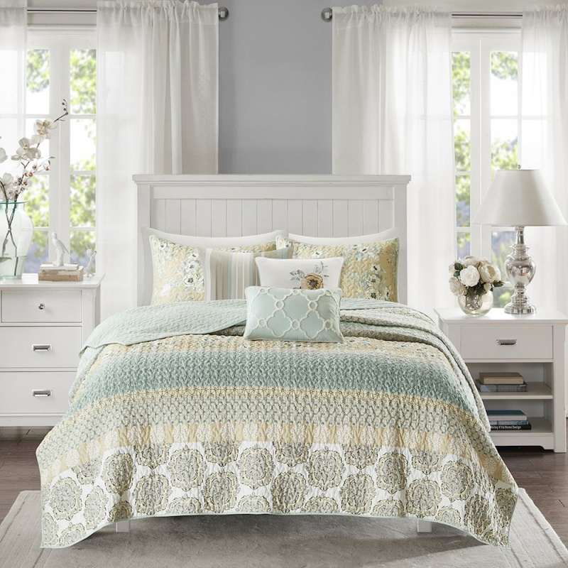 6 Piece Cotton Quilt Set With Throw Pillows