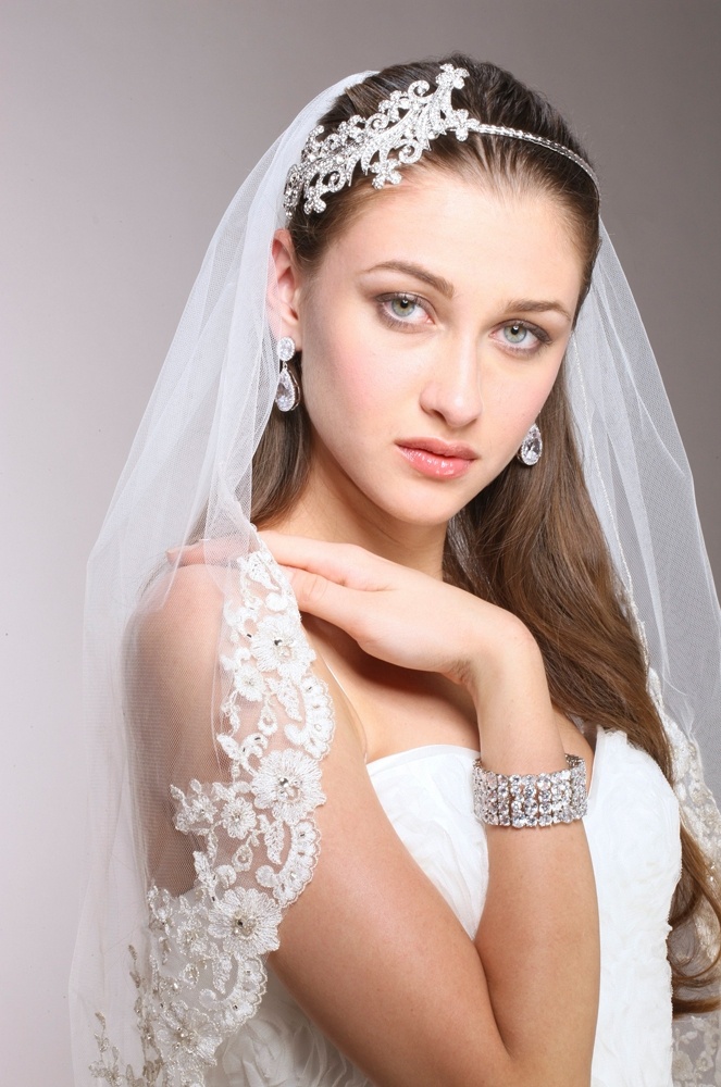 1-Layer White Mantilla Bridal Veil With Crystals, Beads & Lace Edge