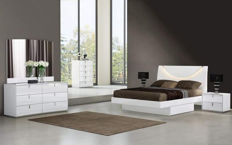 Four Piece White Solid And Manufactured Wood Bedroom Set With Mirror